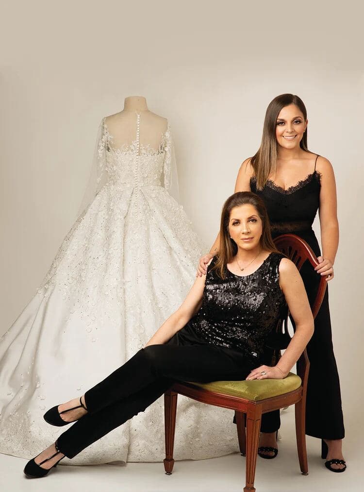 Georgianna Reyes junto a su mamá, la diseñadora Georgia Reyes, en el atelier, con uno de sus vestidos de novia